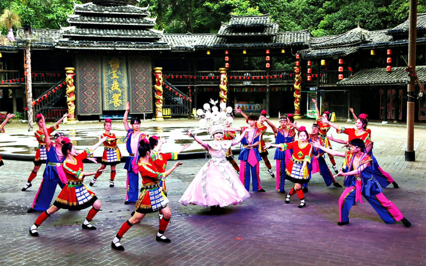 Làng phong tục dân tộc thiểu số - Toan Phat travel